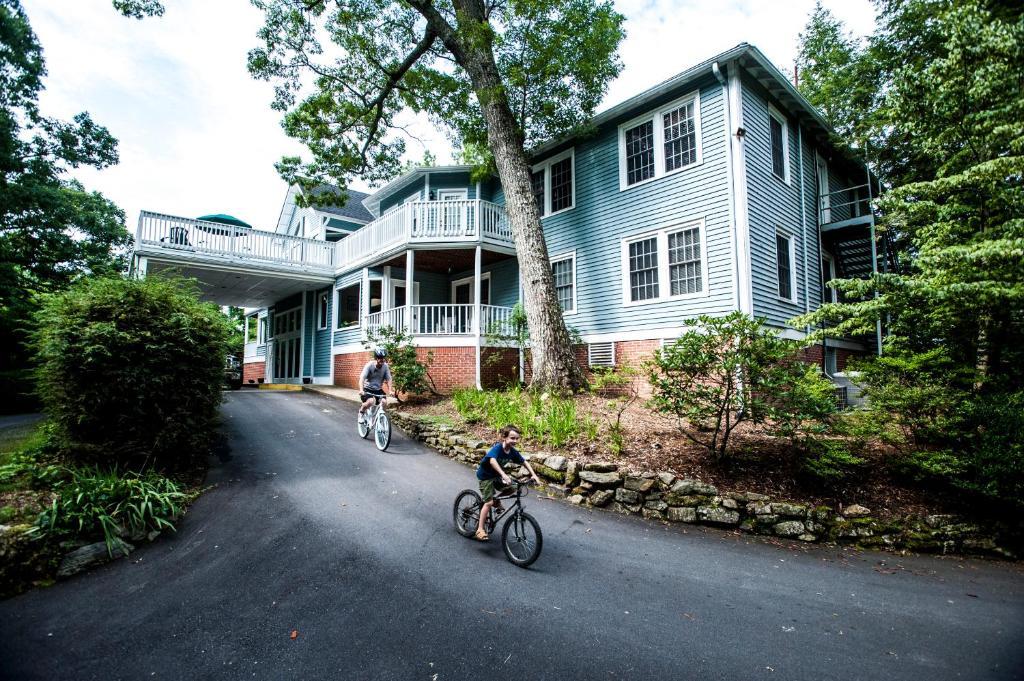 Highland Lake Inn&Resort - Flat Rock Eksteriør bilde